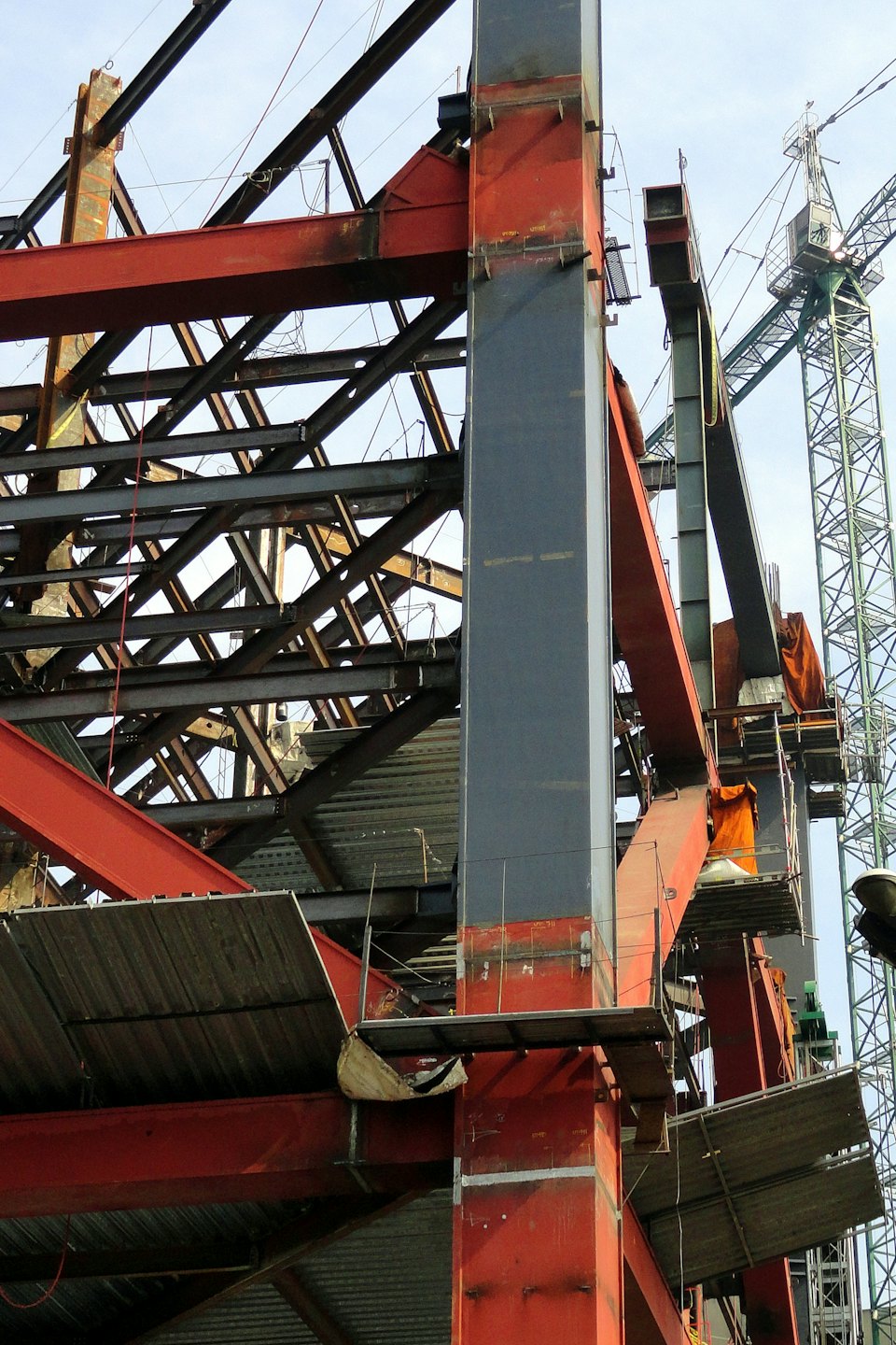 Travi e pilastri in acciaio di un edificio in costruzione.